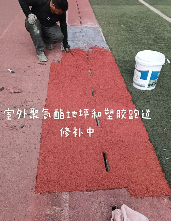 大路镇球场地面翻新维修，核心是先诊断破损